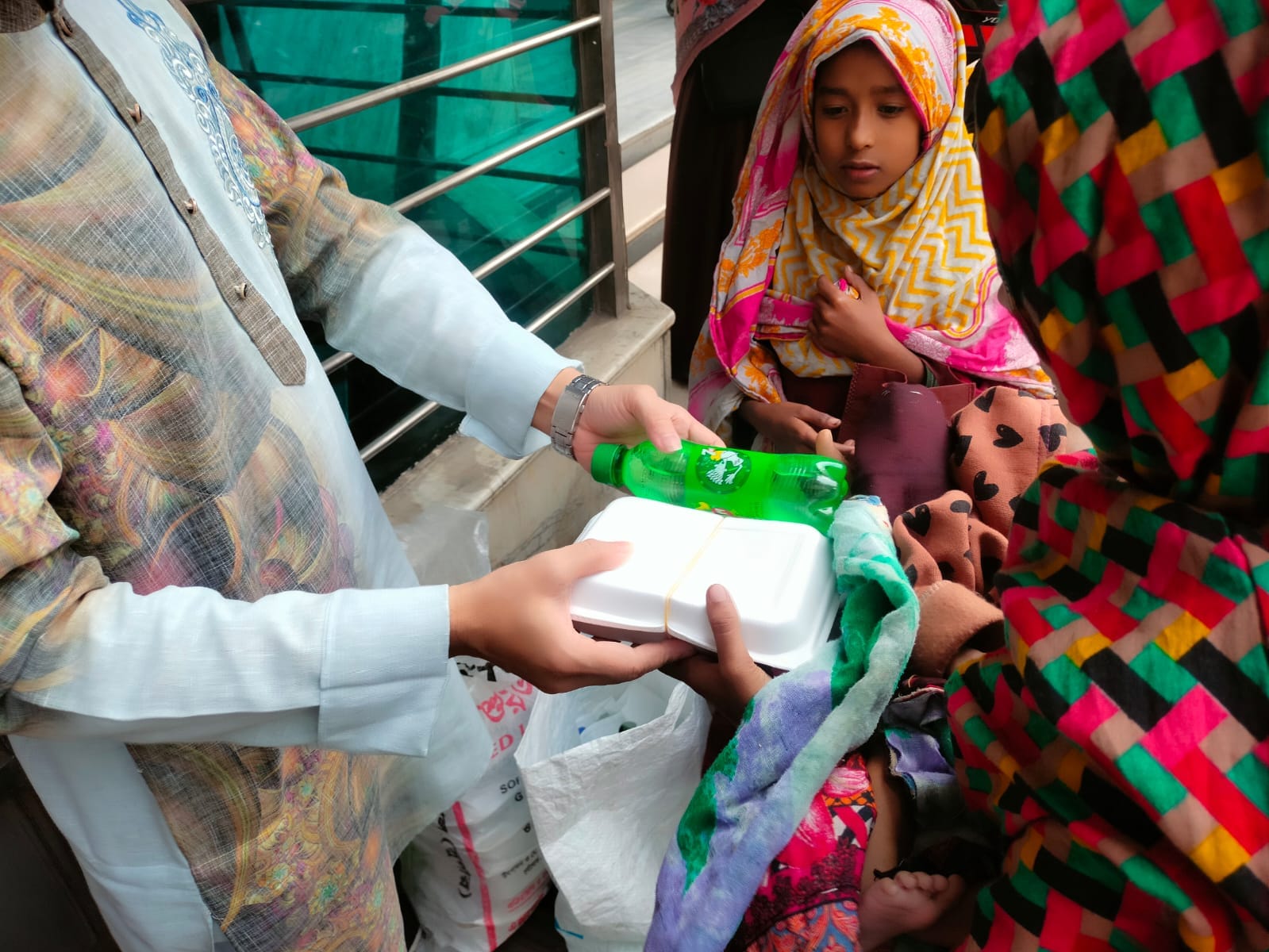 ইফতার বিতরণ